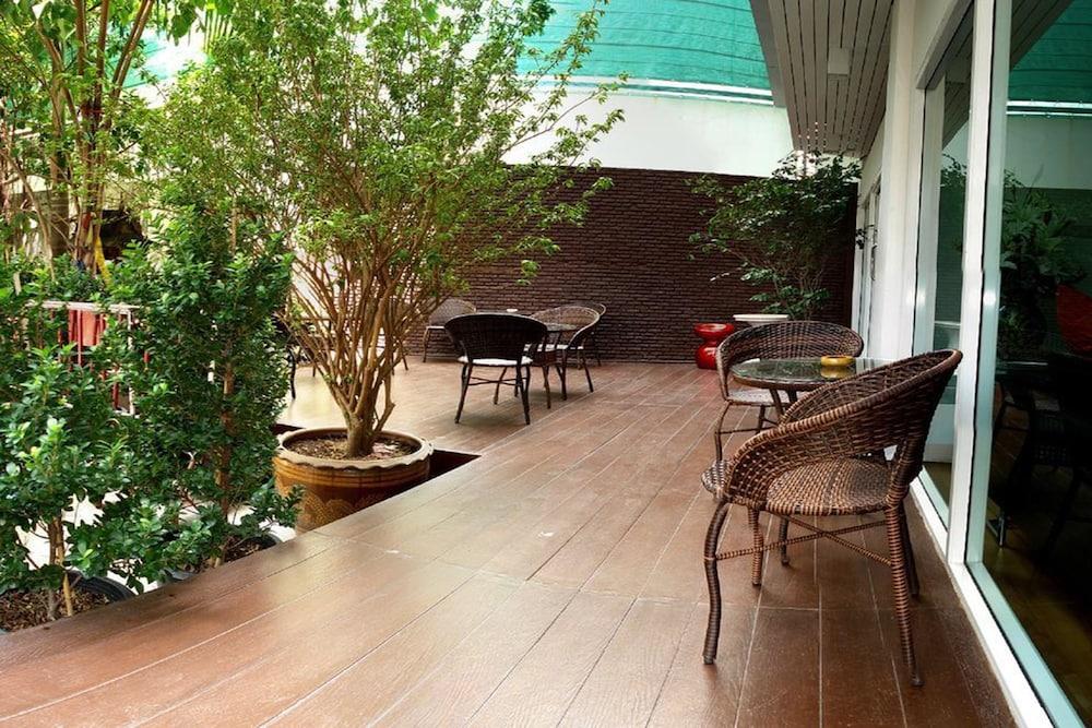 Nantra Silom Hotel Банкок Екстериор снимка