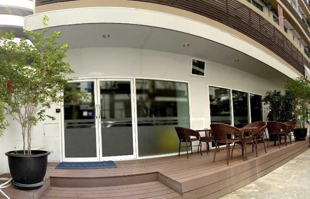 Nantra Silom Hotel Банкок Екстериор снимка