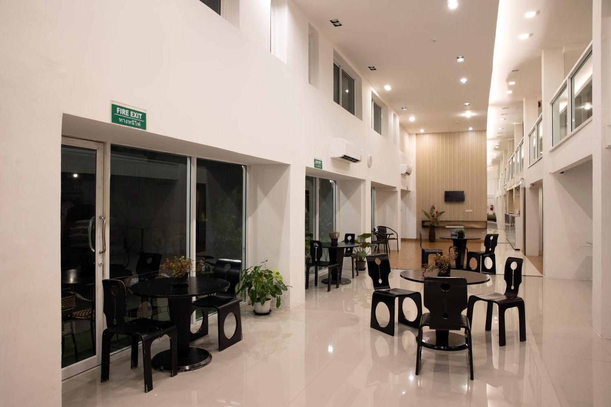 Nantra Silom Hotel Банкок Екстериор снимка