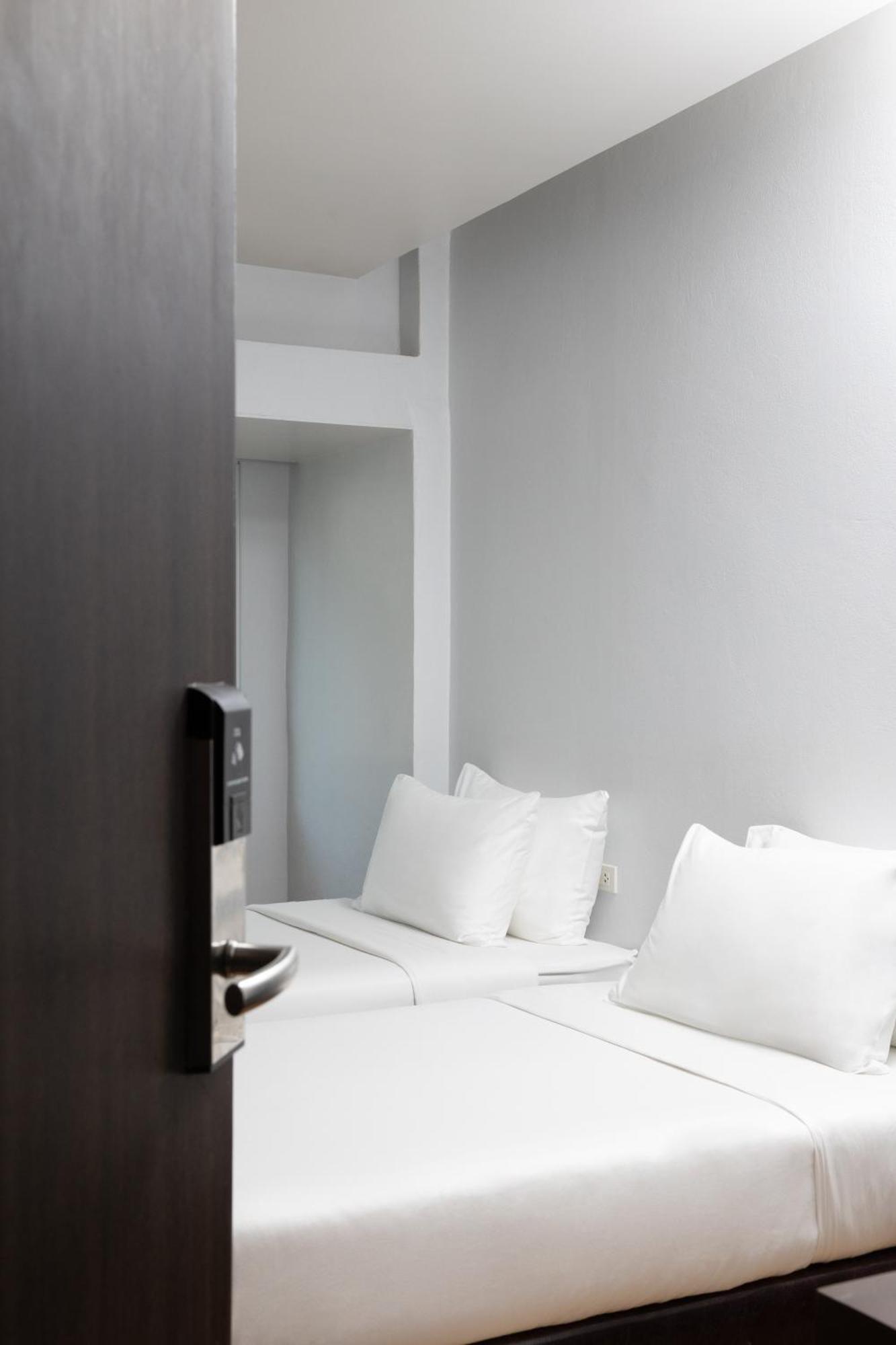 Nantra Silom Hotel Банкок Стая снимка