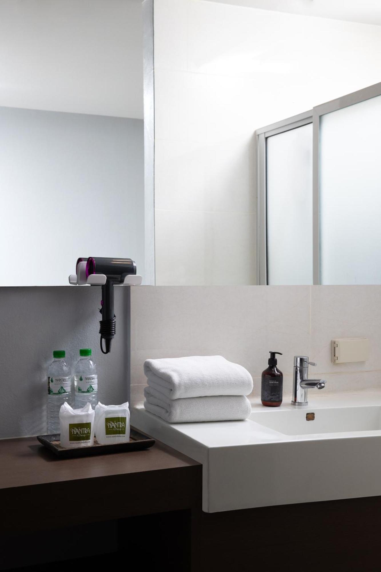 Nantra Silom Hotel Банкок Екстериор снимка