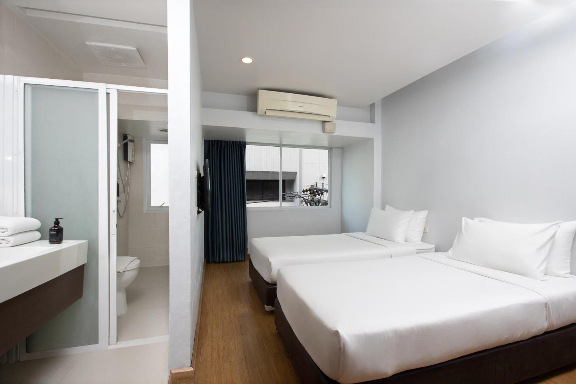 Nantra Silom Hotel Банкок Екстериор снимка
