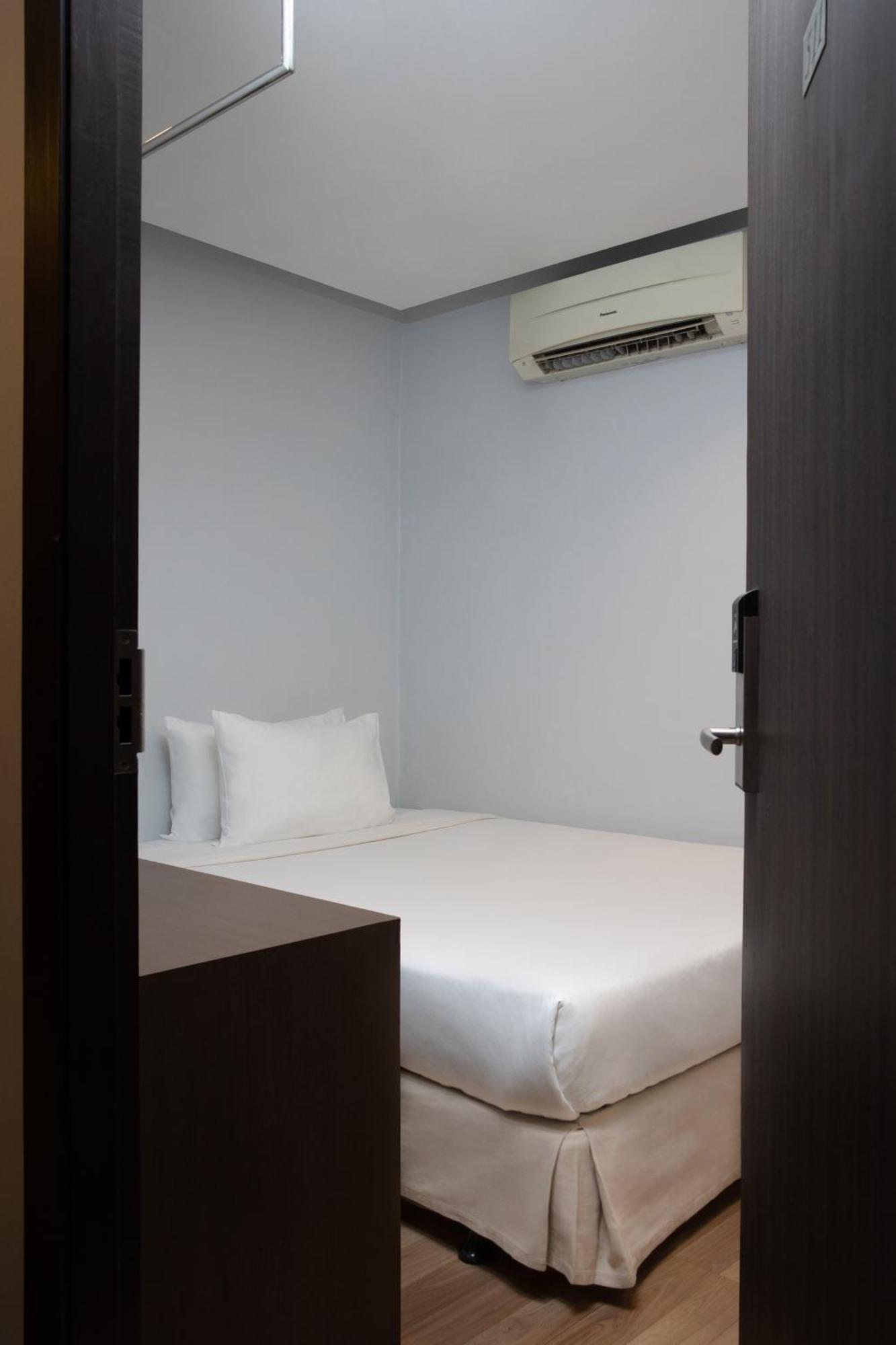 Nantra Silom Hotel Банкок Стая снимка