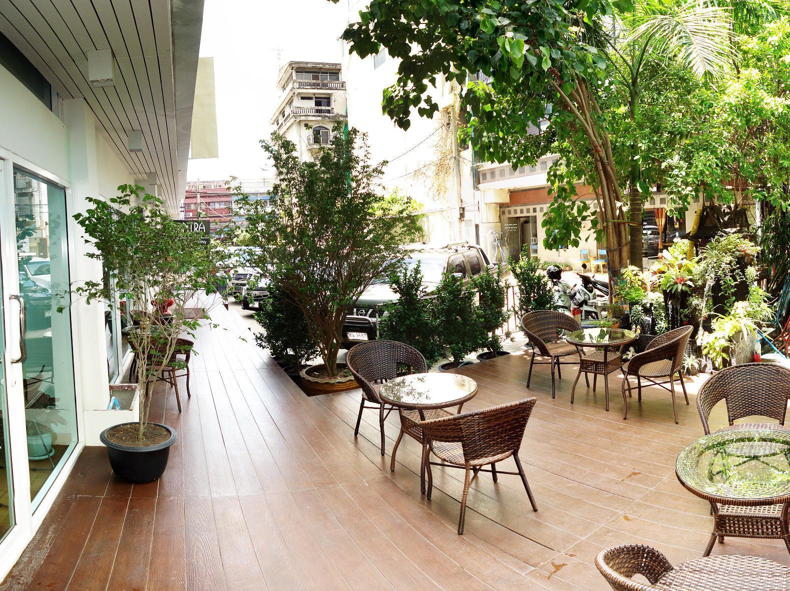 Nantra Silom Hotel Банкок Екстериор снимка