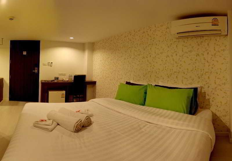 Nantra Silom Hotel Банкок Екстериор снимка