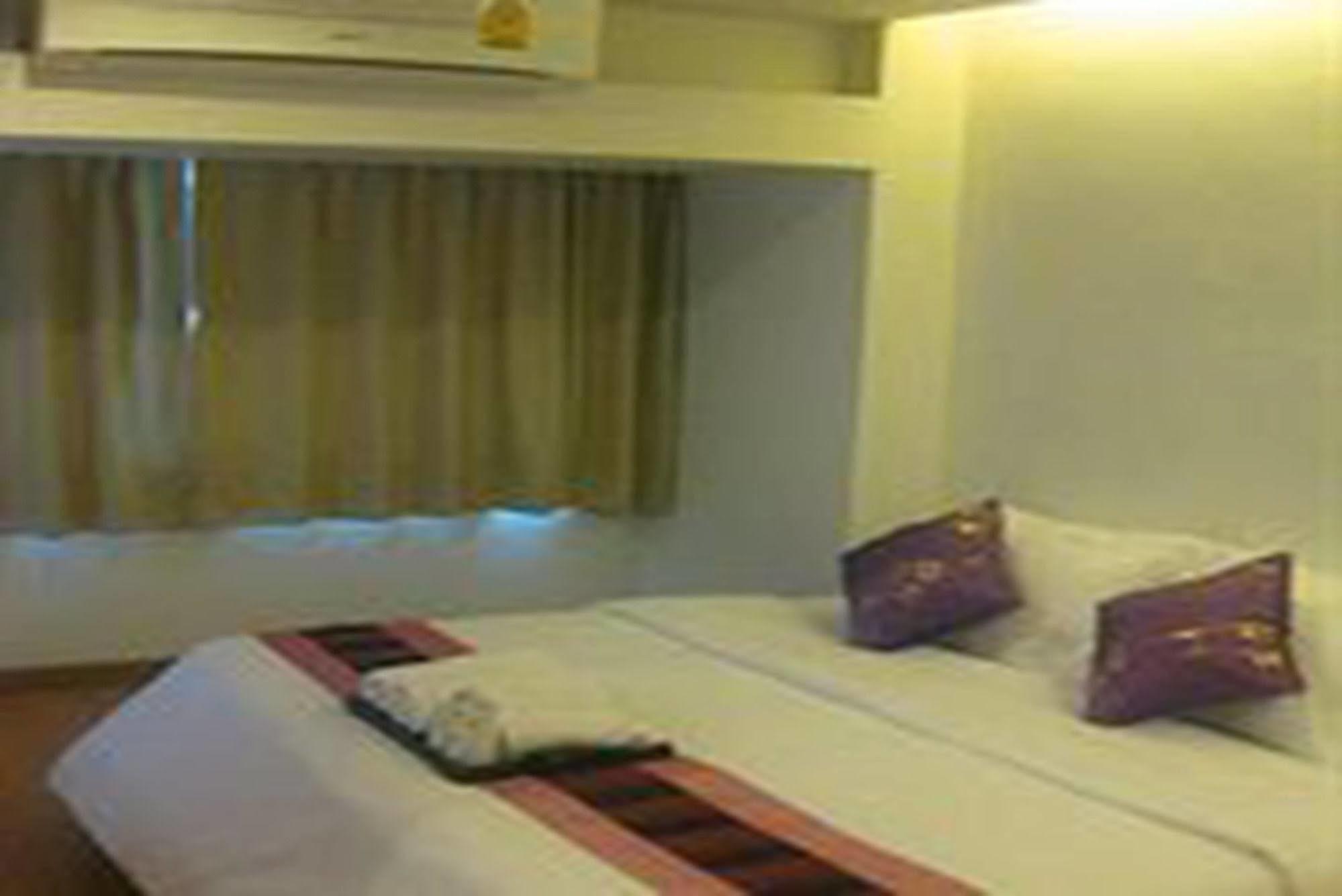 Nantra Silom Hotel Банкок Екстериор снимка