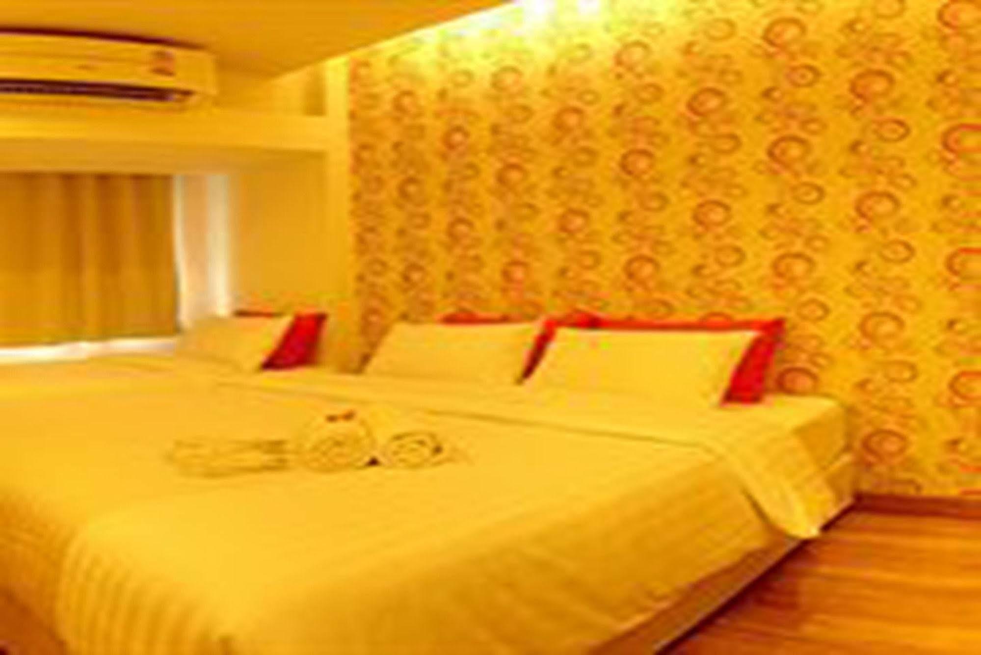 Nantra Silom Hotel Банкок Екстериор снимка