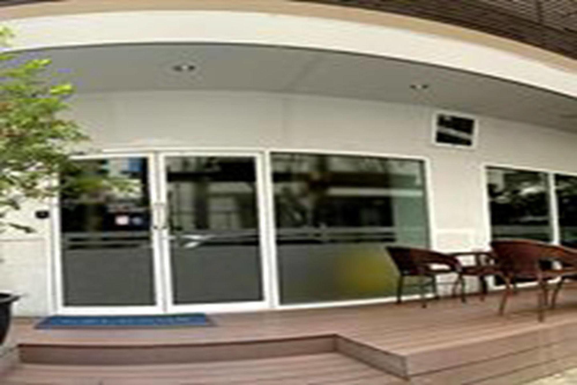 Nantra Silom Hotel Банкок Екстериор снимка